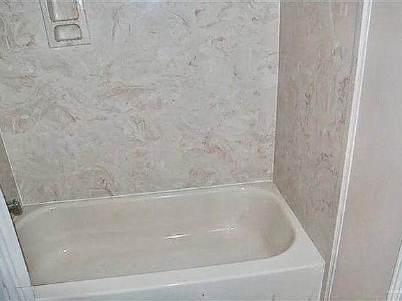 5th image of 903 Emerald Dr