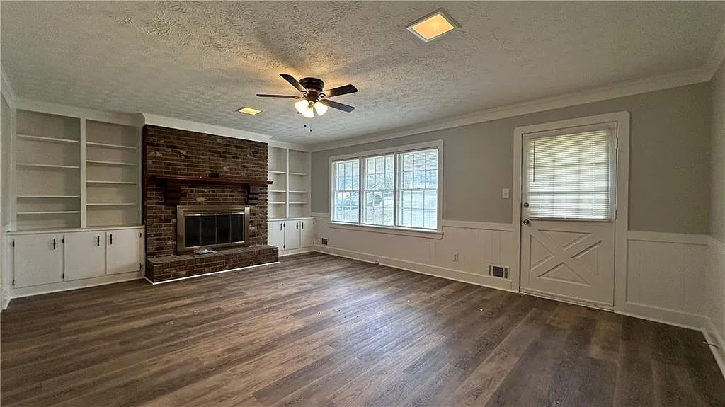 4 bed, 2.0 bath, 1734 sqft, $2,300 — Photo 2