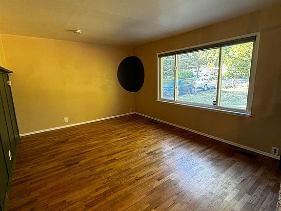 3rd image of 3160 Northlake Way NW