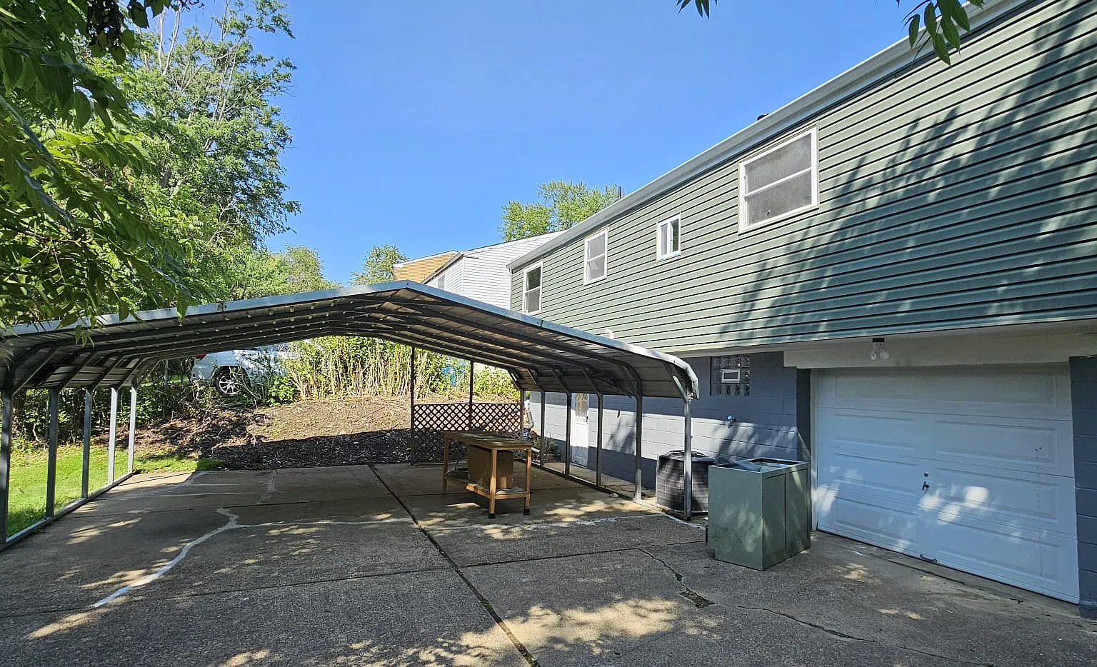 3 bed, 1.5 bath, 1062 sqft, $1,850 — Photo 2