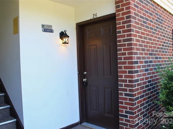 525 12th St SW APT 24, Hickory, NC 28602