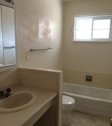 5th image of 3120 Blume St NE