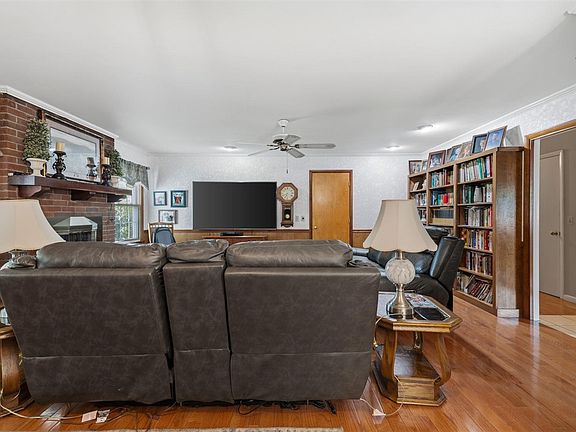 5th image of 206 Windsor Ave