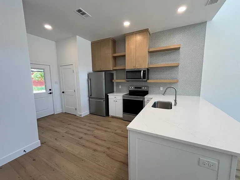 121 Post Oak Rd — Photo 6