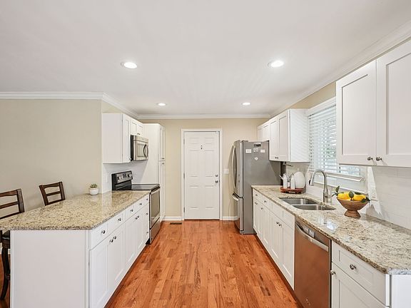 4th image of 102 Sundown Dr