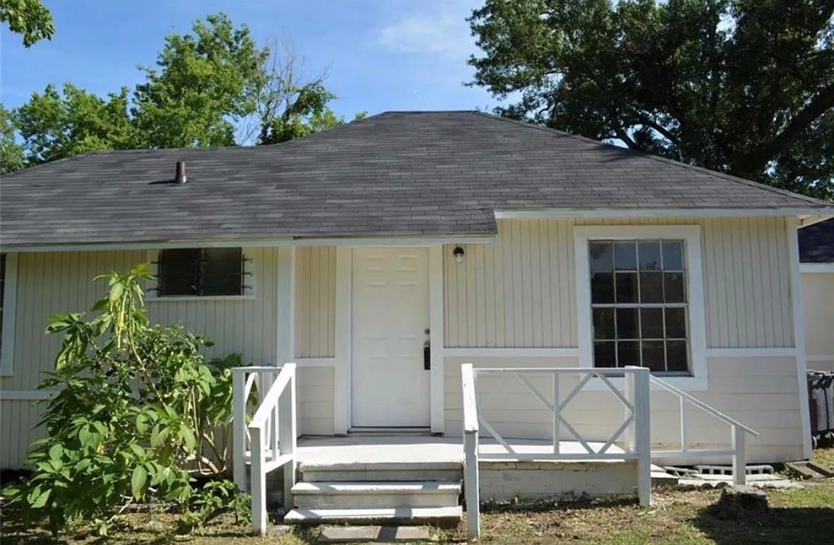 3 bed, 1.0 bath, 822 sqft, $1,240 — Photo 2