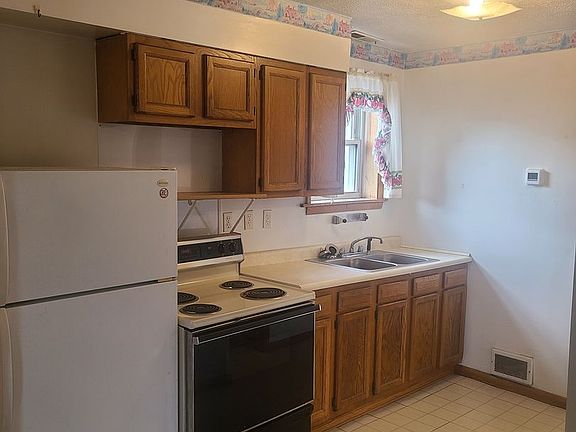 5th image of 443 1/2 E 2nd St