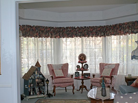 Formal living w/bay window