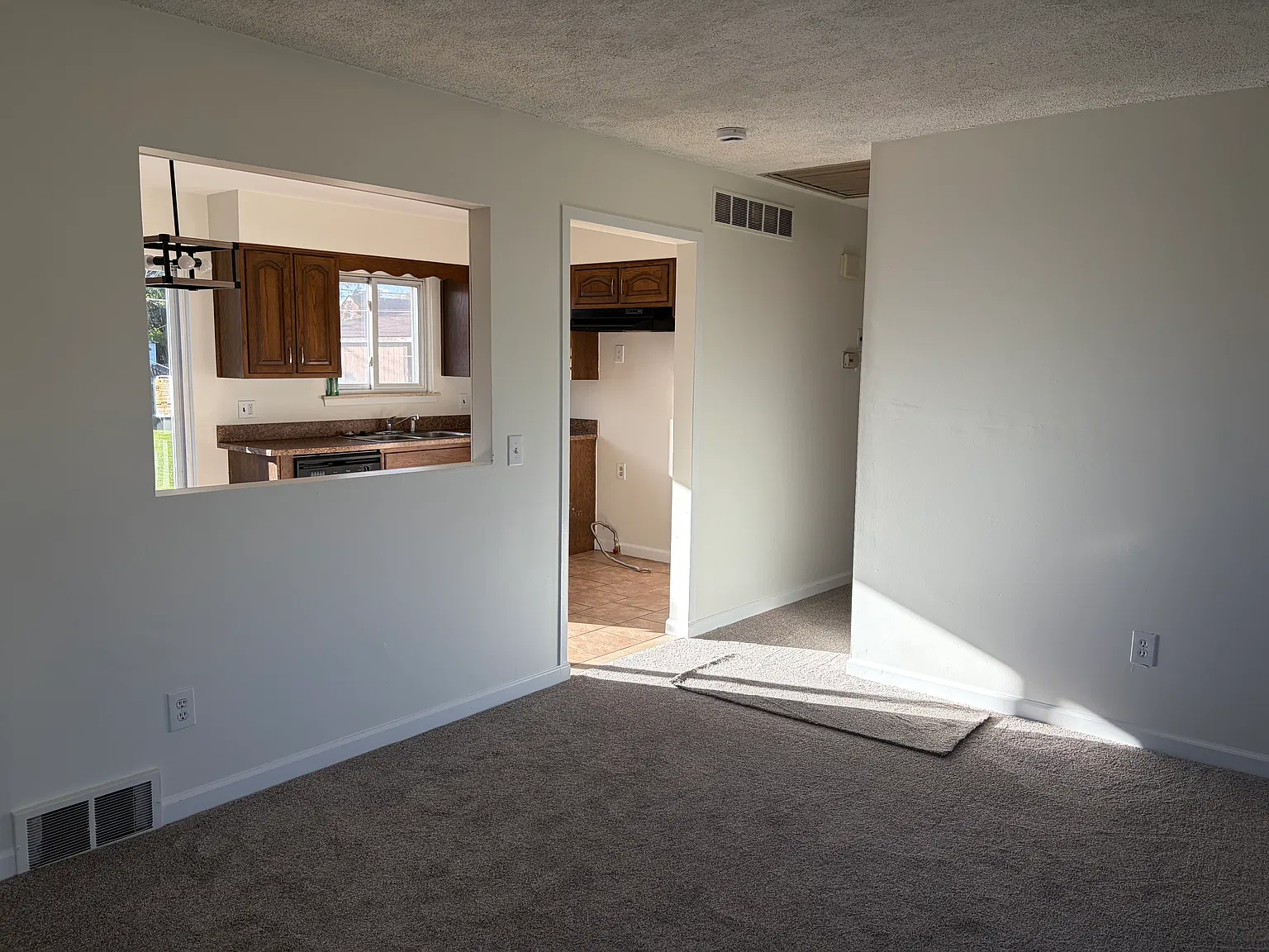 3 bed, 1.5 bath, 1000 sqft, $1,600 — Photo 3