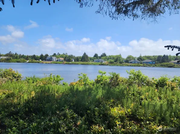 594 Weatherwax Loop NE, Ocean Shores, WA 98569