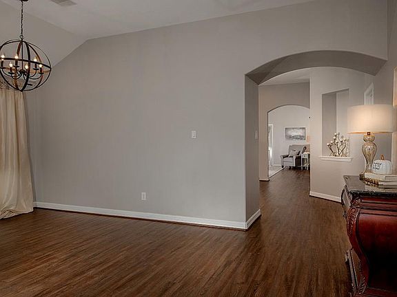 5th image of 419 Oak Chase Dr