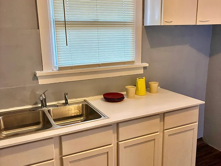 401 W Elliott Ave #B — Photo 10