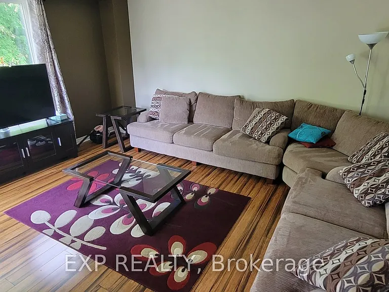 796 Harlequin Cres — Photo 6