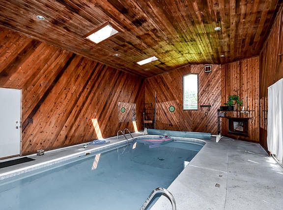 3rd image of 6913 Meadowbrook Ln