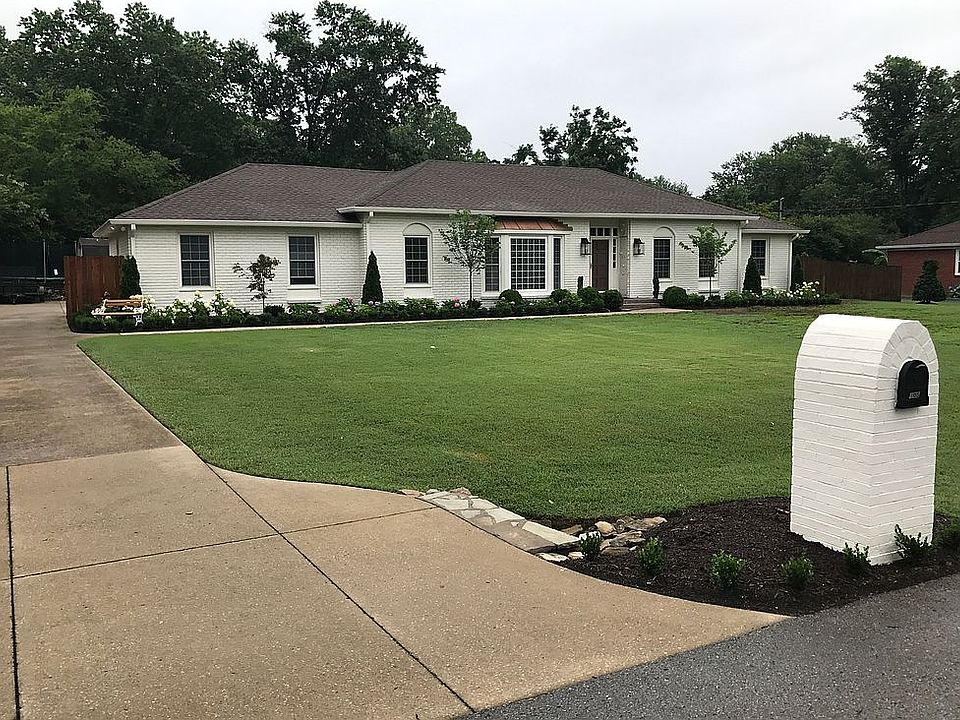 2nd image of 105 Williamsburg Pl