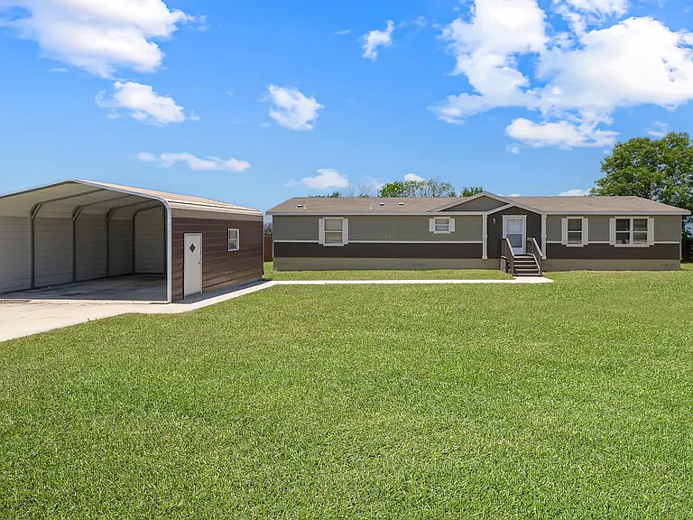 105 Jordan Dr — Photo 3