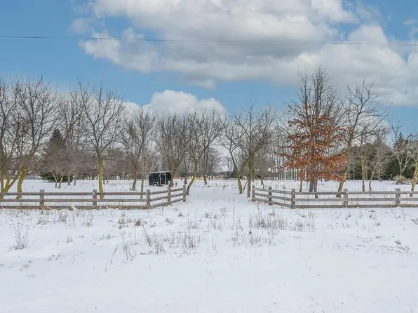 121 Ridge Rd, Quincy, MI 49082