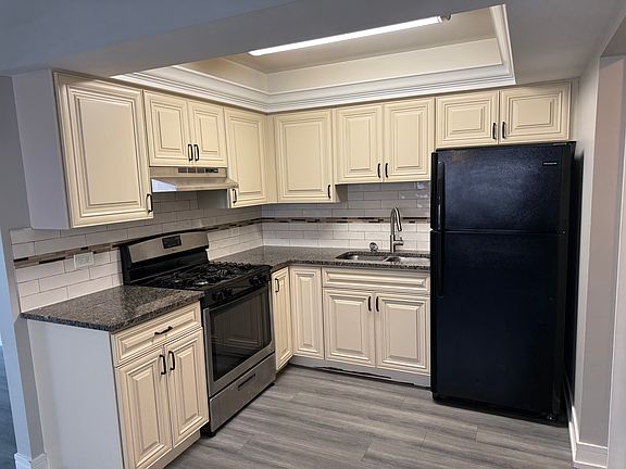 3rd image of 5837 W 79th St APT 1E