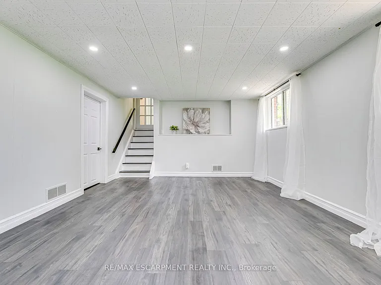 356 Dunlop Cres — Photo 29