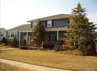 19 Knell Dr, Massapequa Park, NY 11762