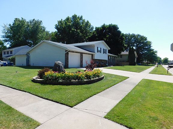 3rd image of 801 Lakeshore Dr