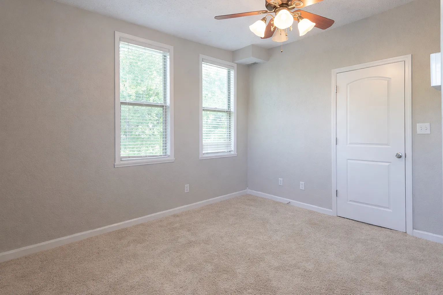 3 bed, 1.0 bath, 990 sqft, $1,350 — Photo 4