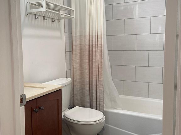 3rd image of 4858 Lincoln Ave