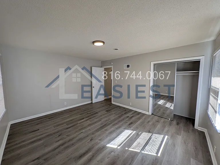2405 E 58th St — Photo 18