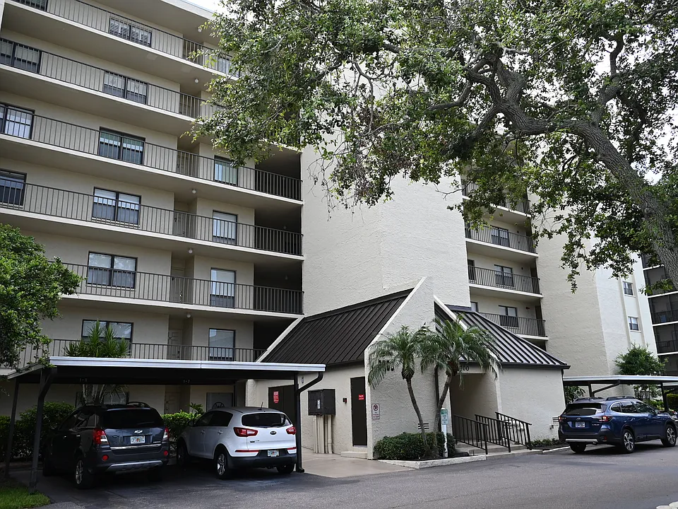 2700 Cove Cay Dr #4G