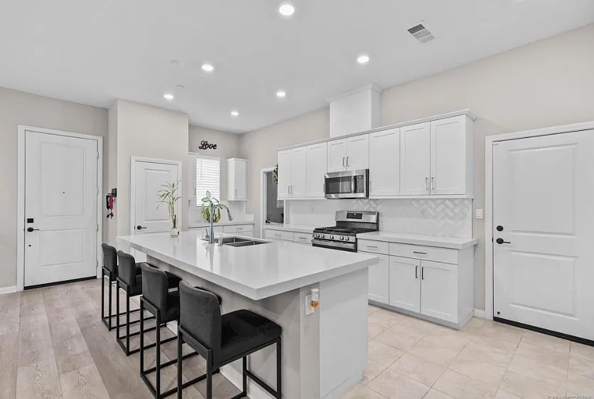 4 bed, 1758 sqft, $4,495 — Photo 4