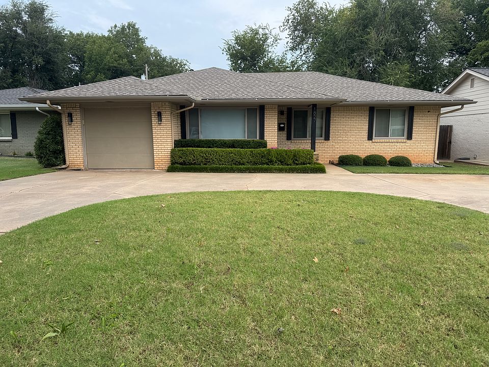 1827 Westminster has a circle drive for easy access and a single car garage (with remote).