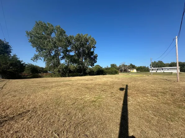 240 1st St, Gainesville, TX 76240