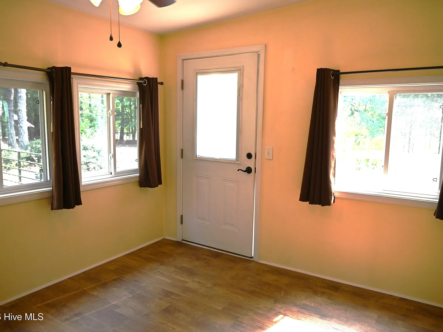 2 bed, 2.0 bath, 905 sqft, $1,350 — Photo 3