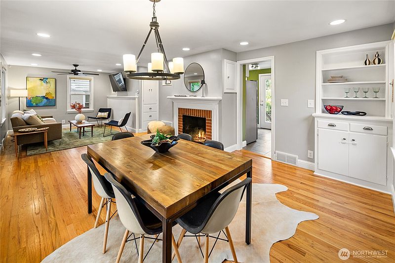 4th image of 3825 33rd Avenue W