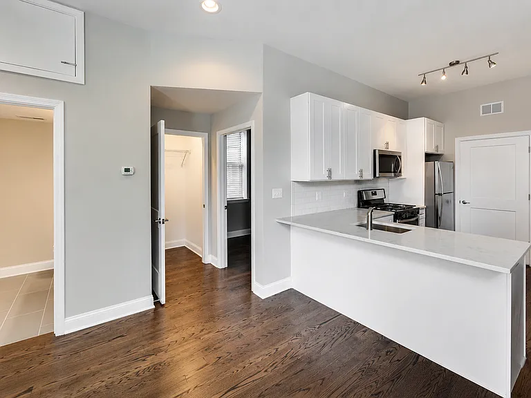1845 W Superior St #1R — Photo 3