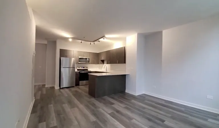 201 W Lake St — Photo 1