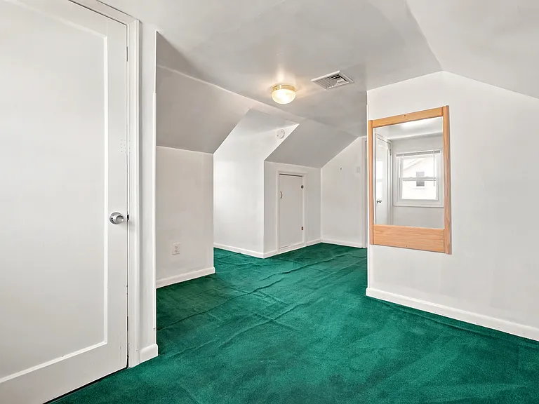 8-34 Henderson Blvd — Photo 12