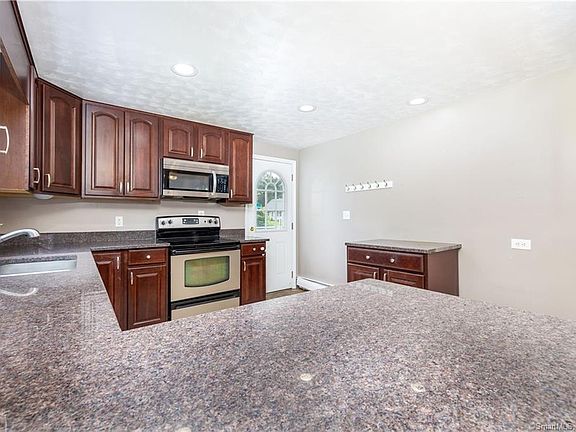 5th image of 13 Peggy Ln