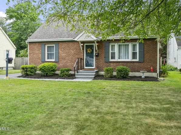 11 Rapple Dr, Colonie, NY 12205