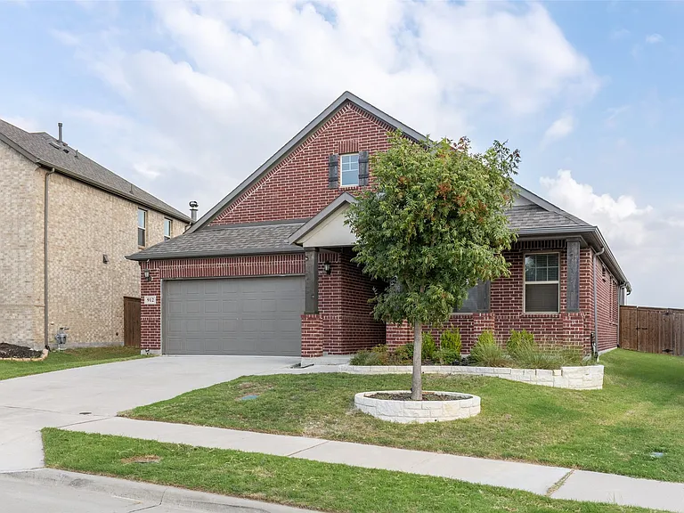 912 Slate Ln — Photo 2