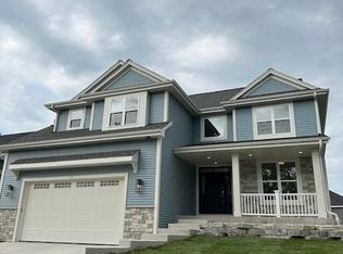 401 Riverside Dr, Pewaukee, WI 53072