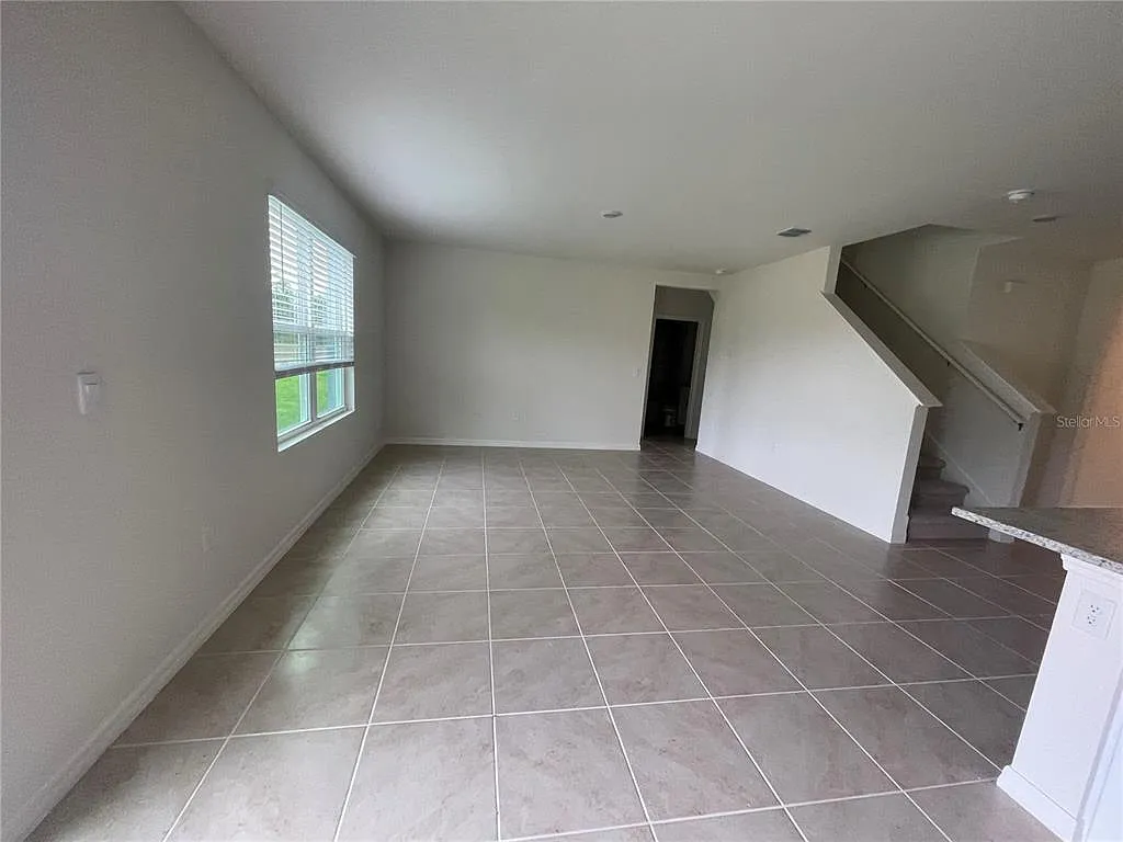 6 bed, 3.0 bath, 2601 sqft, $2,995 — Photo 3