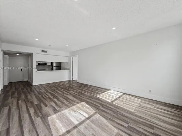 8120 Geneva Ct APT 453, Doral, FL 33166