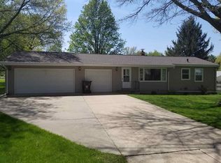 1921 Pin Oak Dr, Cedar Falls, IA 50613