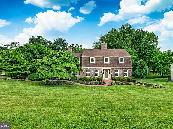 3rd image of 916 Bridle Ln