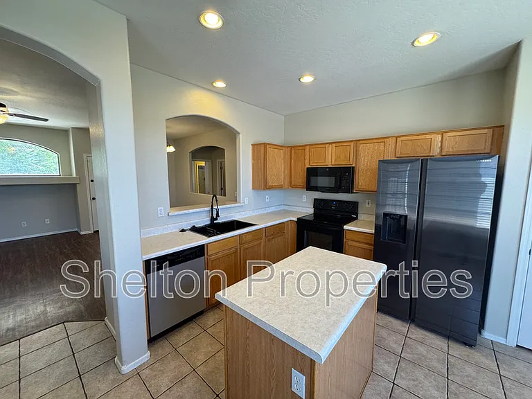 12913 W Corrine Dr — Photo 2