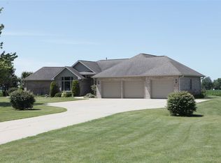 19401 Bennett Rd, Pekin, IL 61554