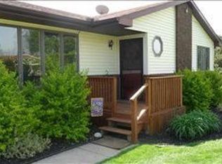 105 Countryside Dr, Le Roy, IL 61752