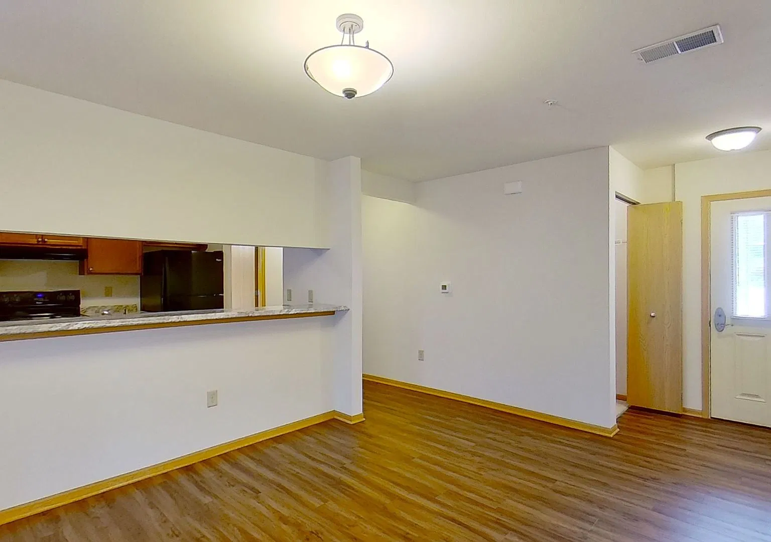 Condo Style Lower 1 Bedroom 1 Bathroom Apartment Available — Photo 4