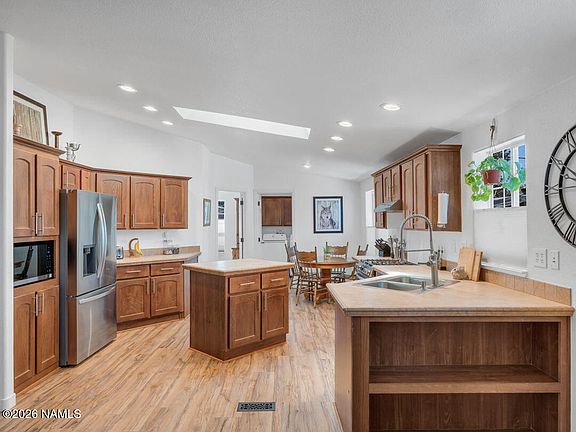 3rd image of 105 E Cedar Wood Dr